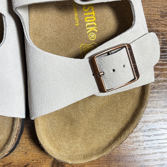 Birkenstock Women Cream Sandals with Brown Buckles Size 37 - Picture 5 of 13